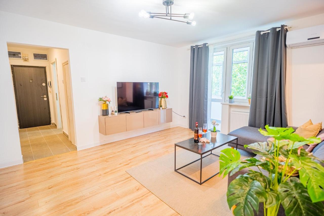 Spacious Newly Renovated 2Br Apartments With Balcony Boekarest Buitenkant foto