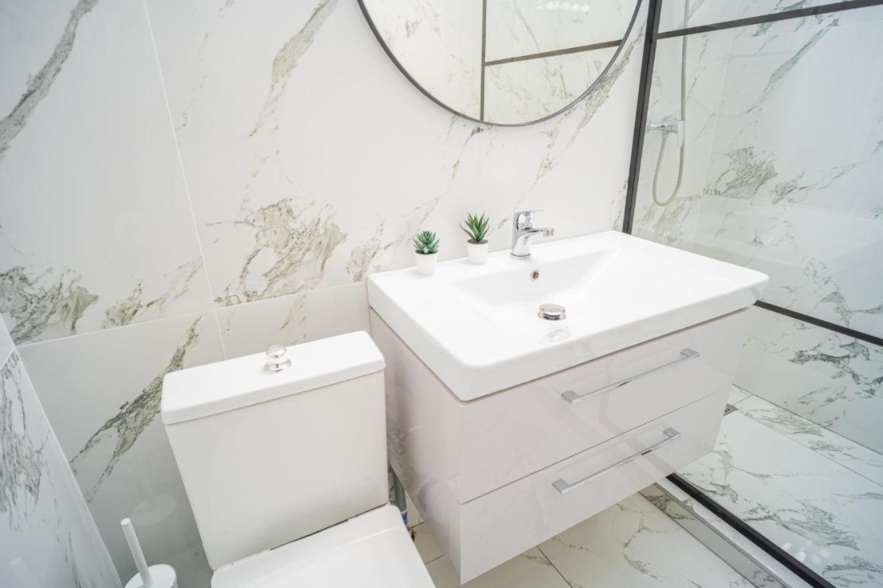 Spacious Newly Renovated 2Br Apartments With Balcony Boekarest Buitenkant foto