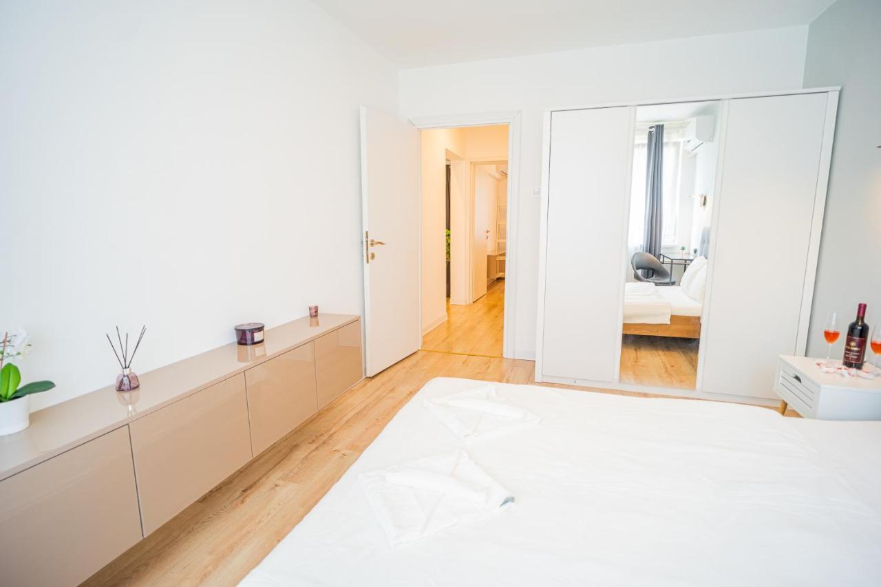 Spacious Newly Renovated 2Br Apartments With Balcony Boekarest Buitenkant foto