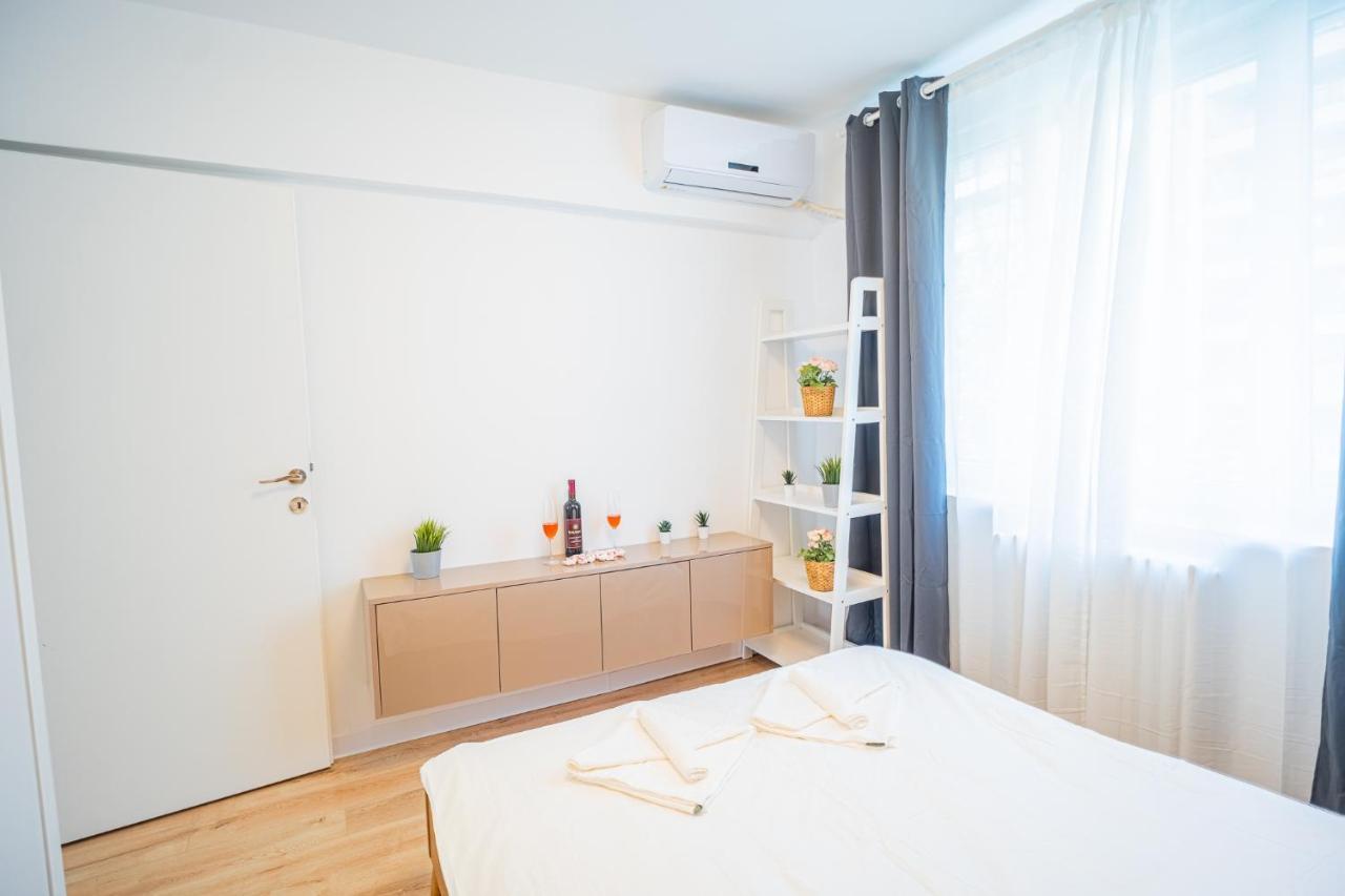 Spacious Newly Renovated 2Br Apartments With Balcony Boekarest Buitenkant foto
