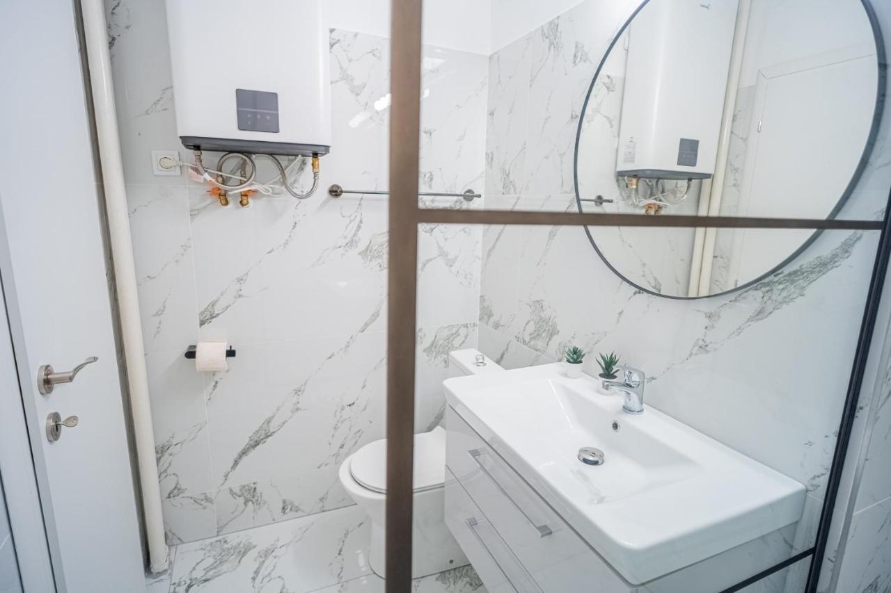 Spacious Newly Renovated 2Br Apartments With Balcony Boekarest Buitenkant foto