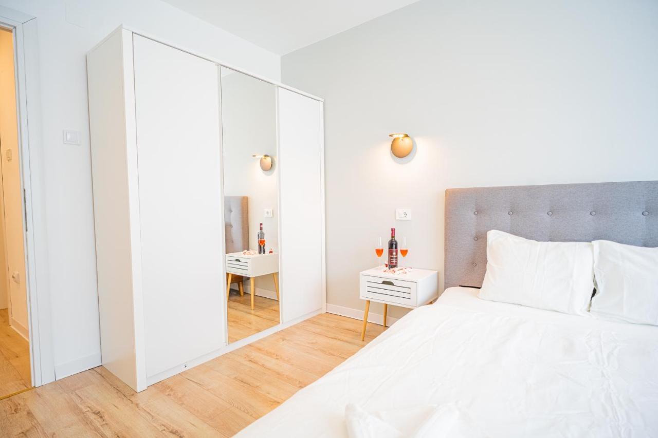 Spacious Newly Renovated 2Br Apartments With Balcony Boekarest Buitenkant foto