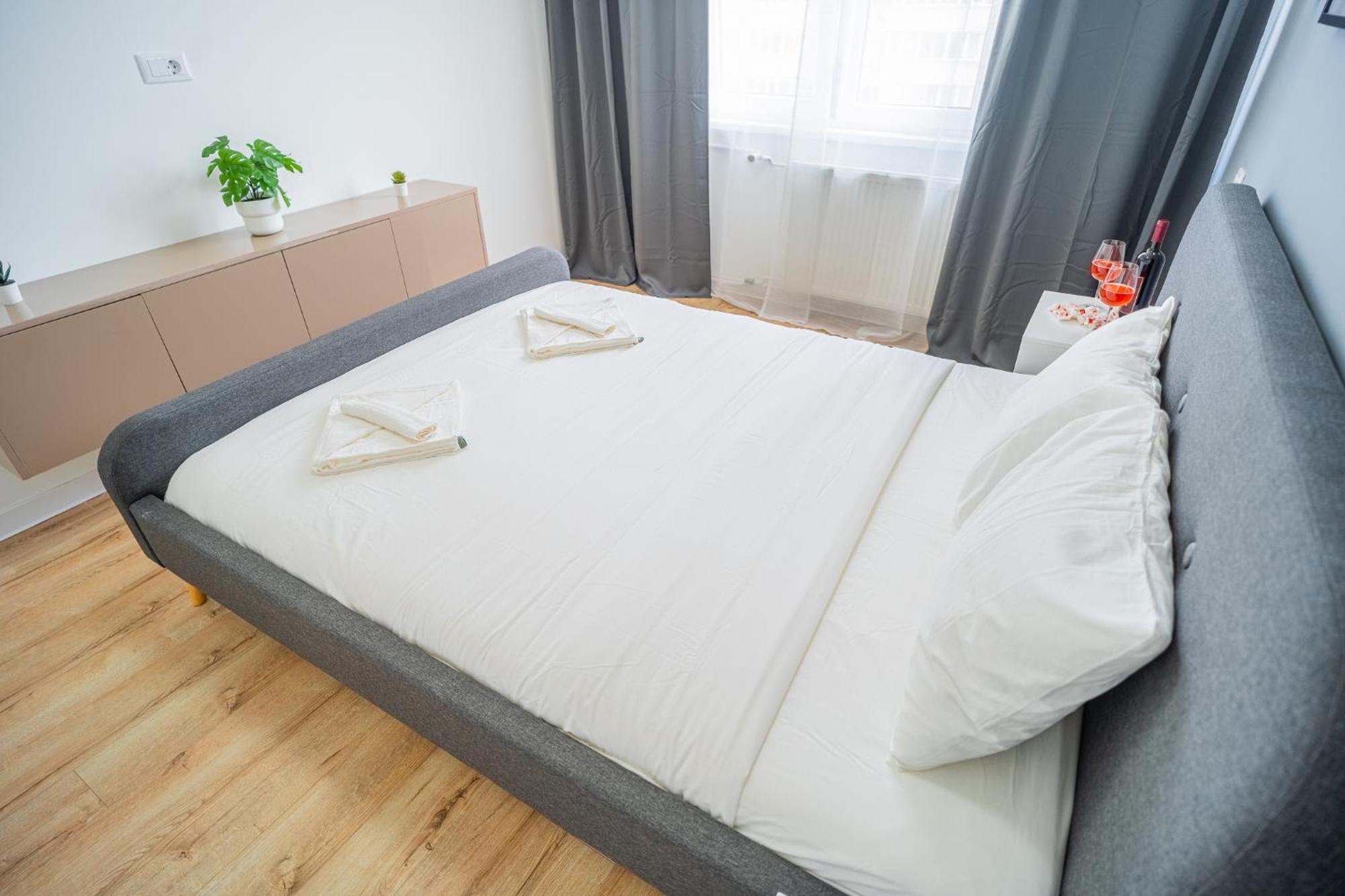 Spacious Newly Renovated 2Br Apartments With Balcony Boekarest Buitenkant foto