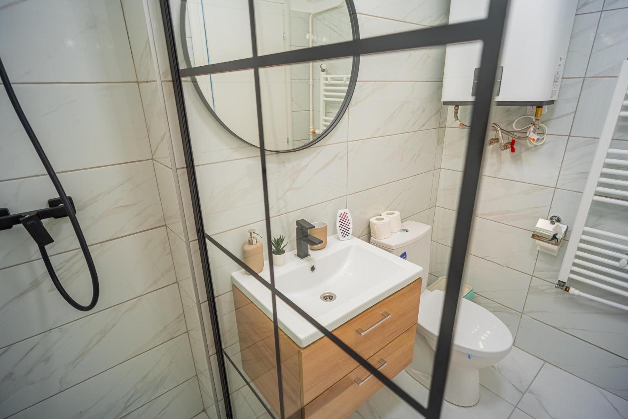 Spacious Newly Renovated 2Br Apartments With Balcony Boekarest Buitenkant foto
