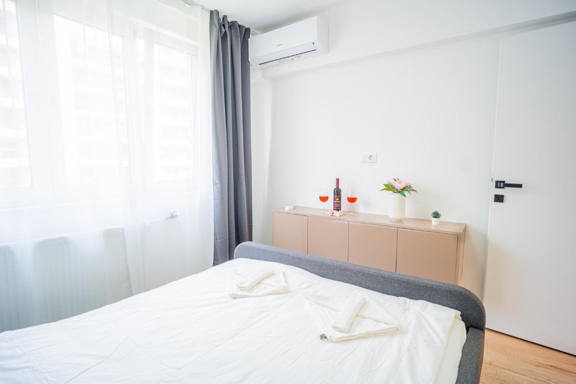 Spacious Newly Renovated 2Br Apartments With Balcony Boekarest Buitenkant foto