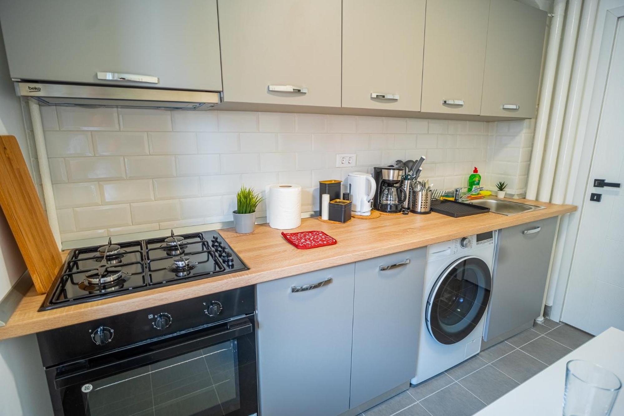 Spacious Newly Renovated 2Br Apartments With Balcony Boekarest Buitenkant foto