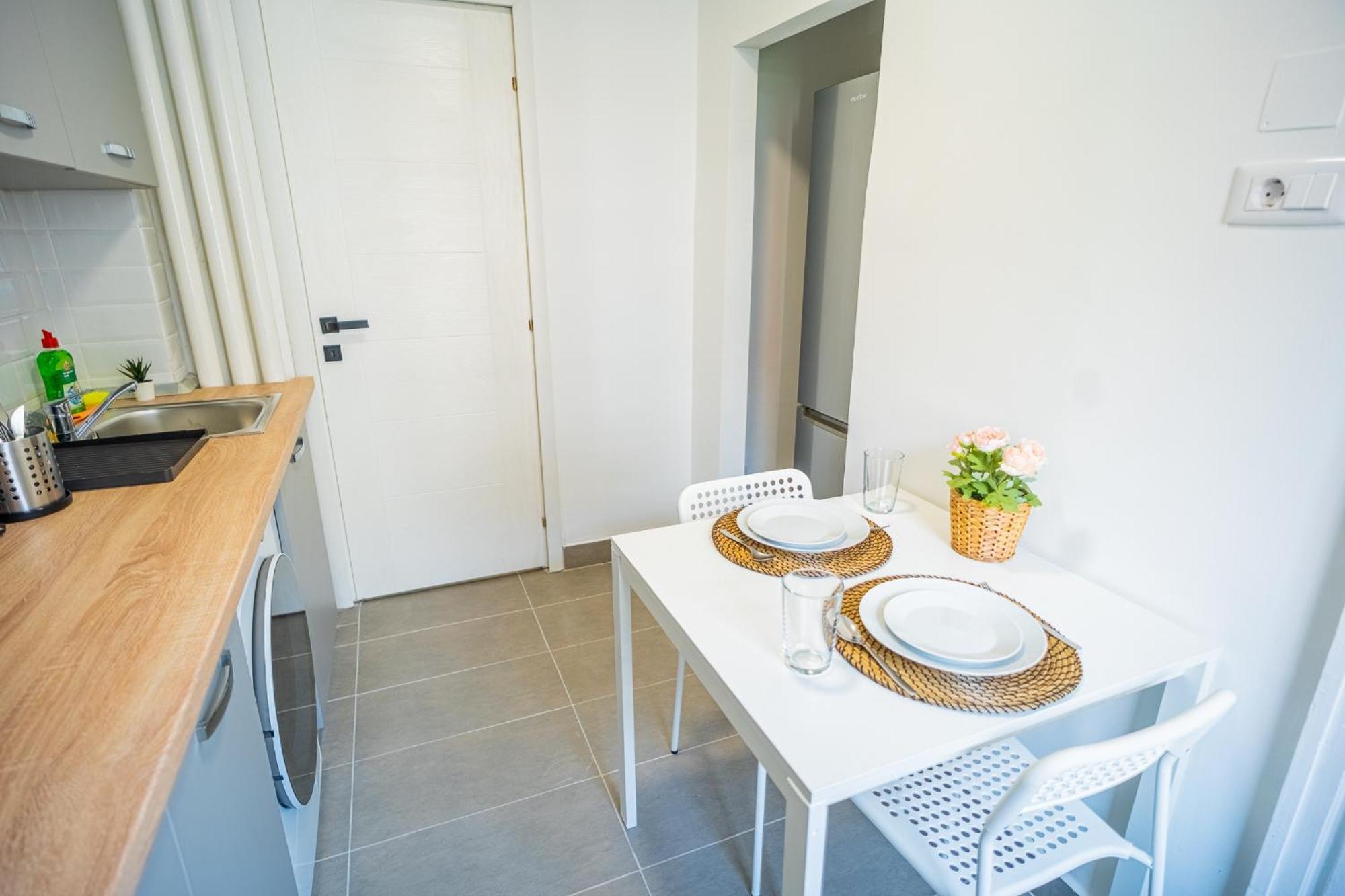 Spacious Newly Renovated 2Br Apartments With Balcony Boekarest Buitenkant foto