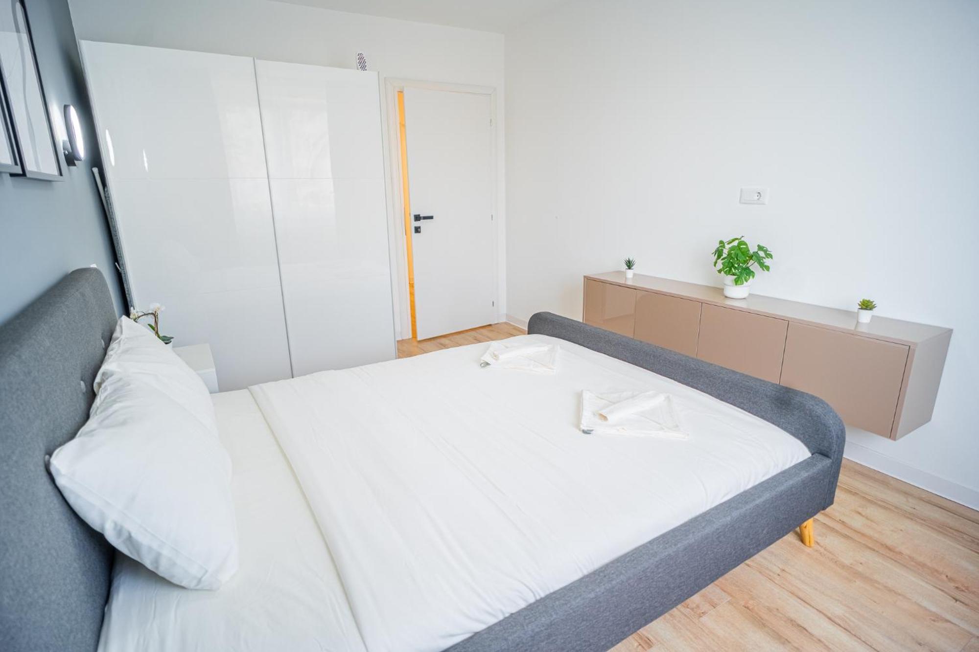 Spacious Newly Renovated 2Br Apartments With Balcony Boekarest Buitenkant foto
