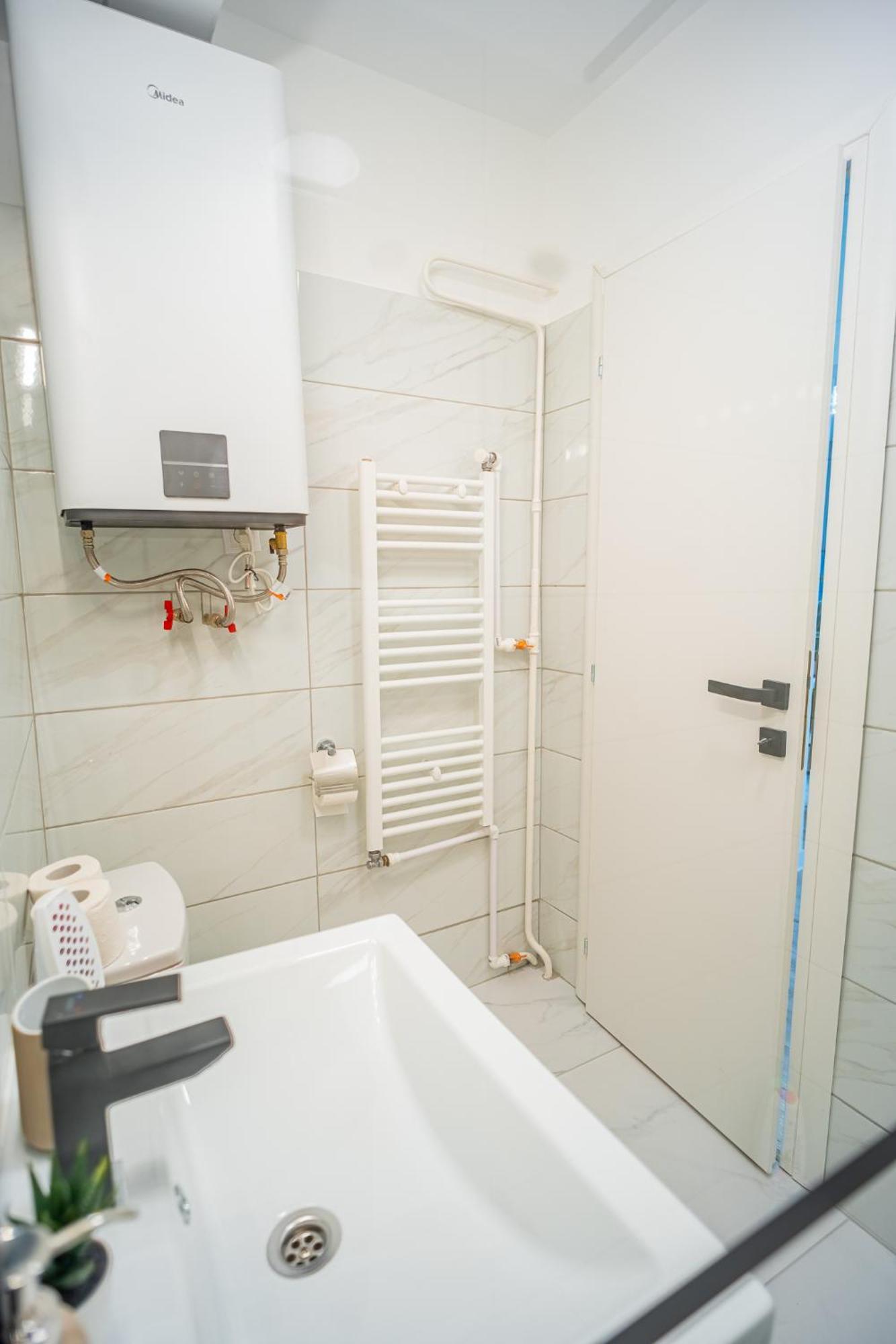 Spacious Newly Renovated 2Br Apartments With Balcony Boekarest Buitenkant foto